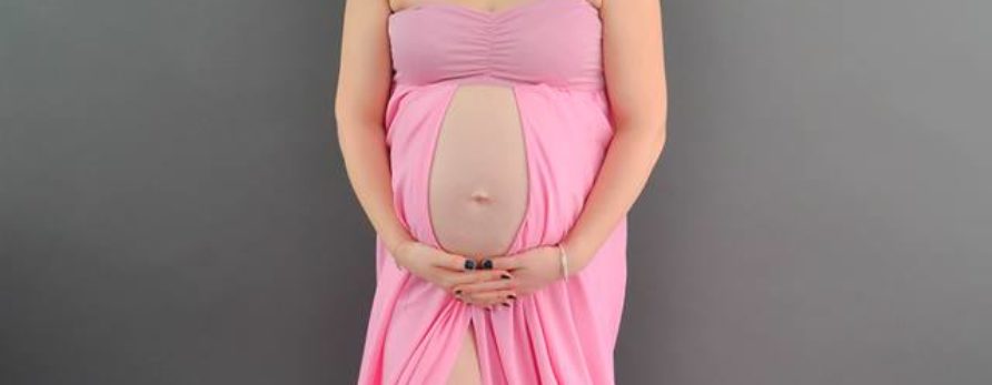 Robe trapèze rose pour shooting grossesse