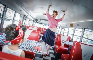 Tenue Pin Up jupe jersey marine et chemisier carreaux rouges et blancs shooting grossesse ou séance femme non enceinte