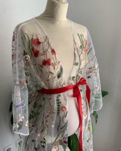 Kimono court modèle Lara brodé de jolis motifs floraux