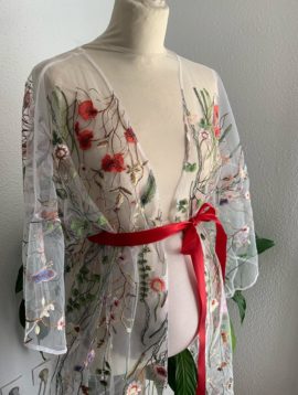 Kimono court modèle Lara brodé de jolis motifs floraux